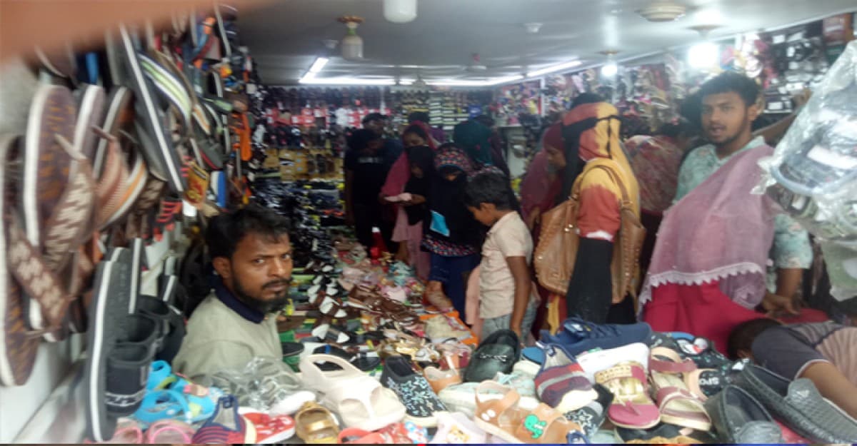 বেড়ায় জমে উঠেছে ঈদ বাজার