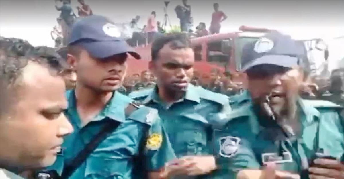 সময়ের কণ্ঠস্বরের সাংবাদিককে পুলিশের মারধর