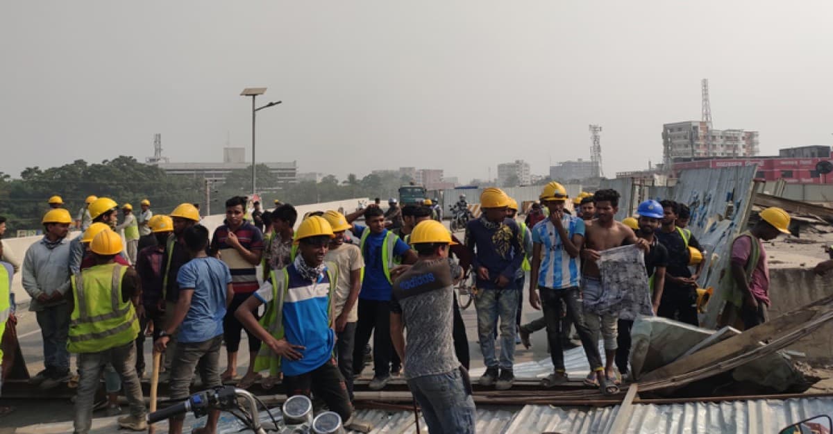 বেতনের দাবিতে বিআরটি প্রকল্পের নির্মাণশ্রমিকদের বিক্ষোভ