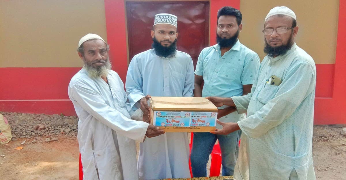 নওগাঁয় ঈদ উপহার পেল একশ পরিবার