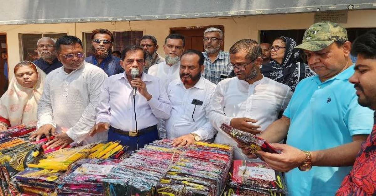 ঈদ উপহার নিয়ে দরিদ্র মানুষের পাশে বীর মুক্তিযোদ্ধা ওয়াকিল উদ্দিন