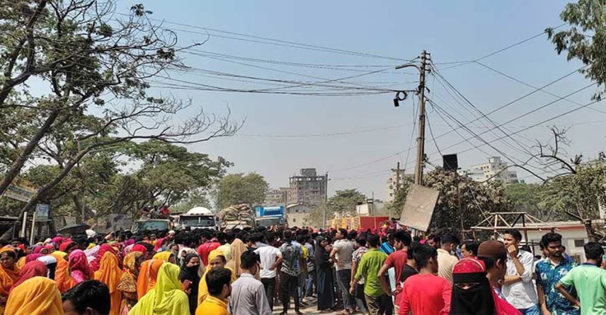মোহাম্মদপুরে সড়ক অবরোধ করে পোশাক শ্রমিকদের বিক্ষোভ