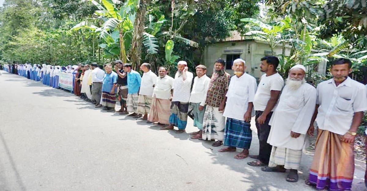 বেড়ায় ইভটিজিংয়ের প্রতিবাদ করায় শিক্ষকের উপর হামলা
