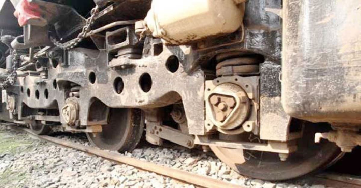 সিরাজগঞ্জে পণ্যবাহী ট্রেন লাইনচ্যুত