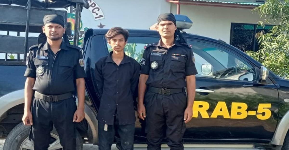 গোদাগাড়ীতে বিদেশি পিস্তলসহ অস্ত্র ব্যবসায়ী গ্রেফতার ১