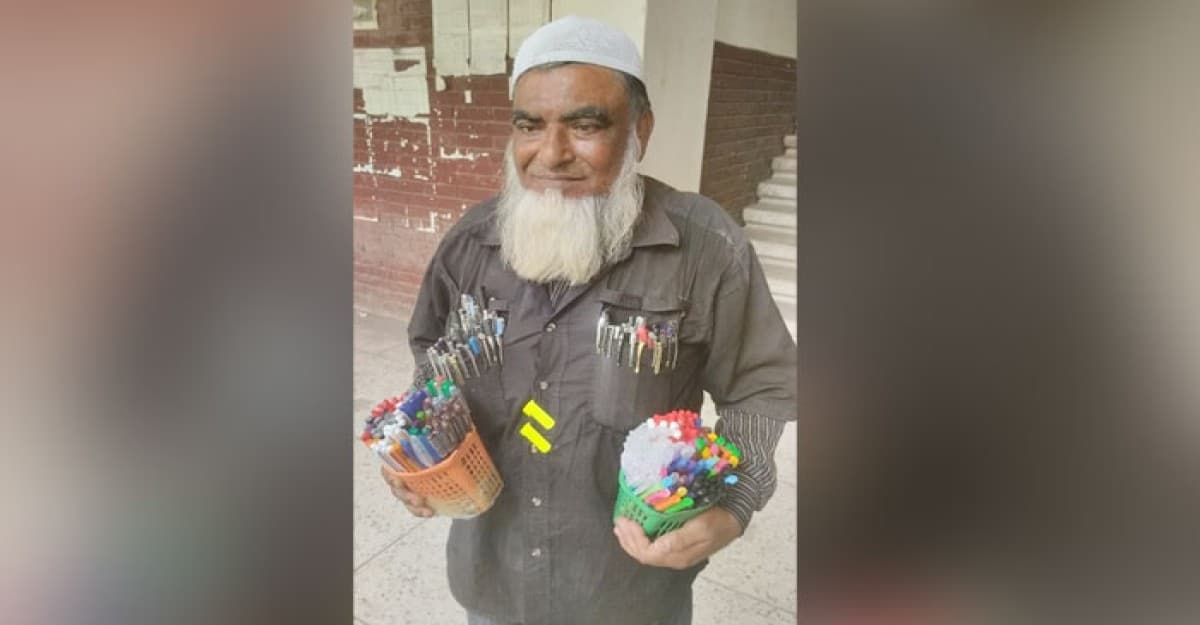 কলমওয়ালা আ.কাদের ত্রিশ বছর ধরে আদালতের কলম বিক্রেতা