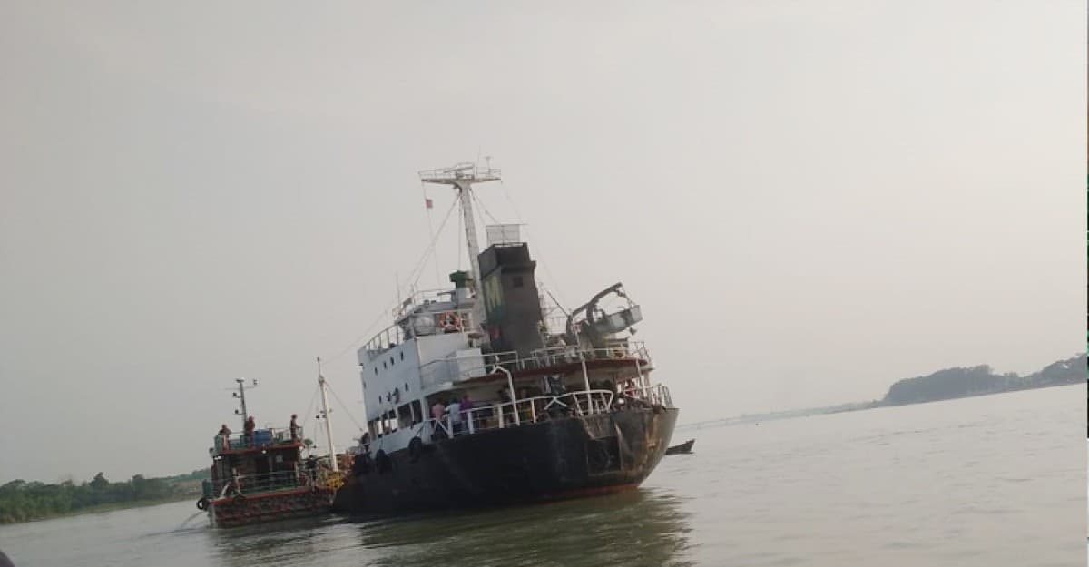 বরিশালে কার্গোতে ইঞ্জিন রুমে আগুন