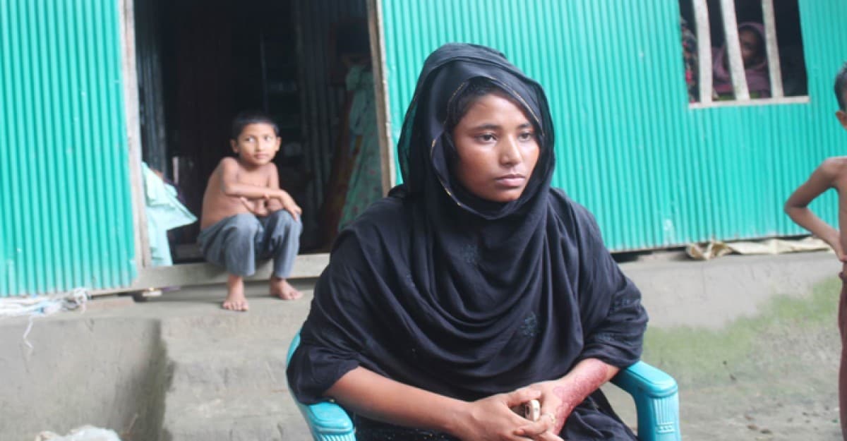 বিয়ের দাবীতে যুবকে বাড়িতে এক সন্তানের জননীর অনশন