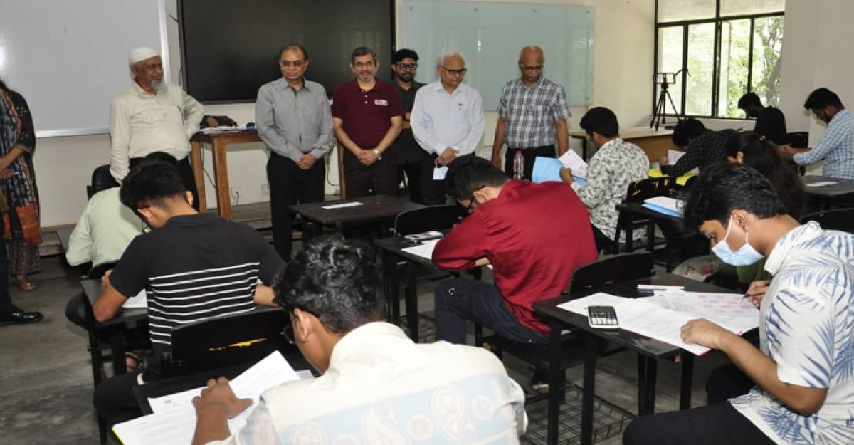 বুয়েটে স্নাতক শ্রেণিতে ভর্তির প্রাক-নির্বাচনী পরীক্ষা অনুষ্ঠিত