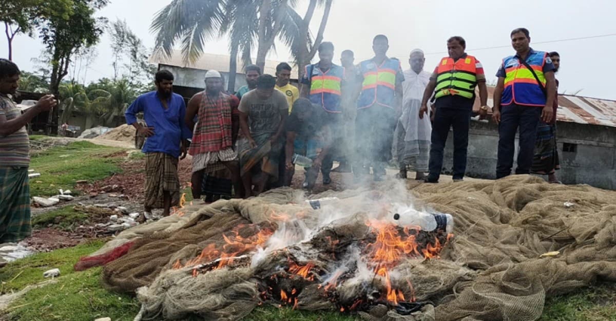 কুয়াকাটায় দের লাখ মিটার বেহুন্দী জাল জব্দ