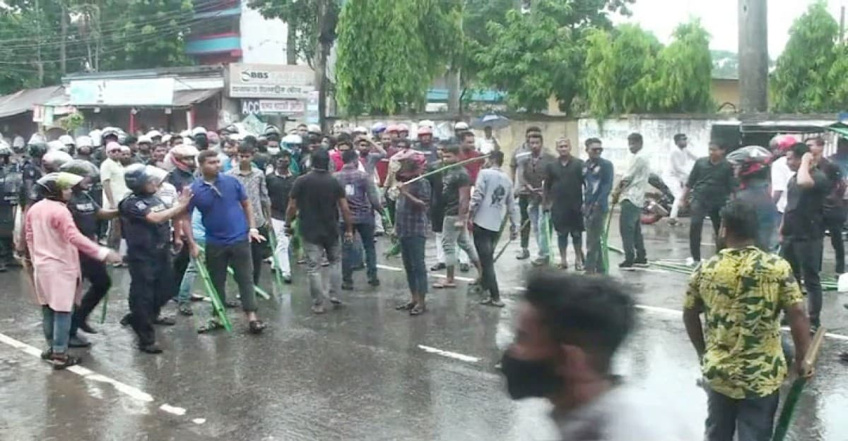 সমাবেশের আগে বিএনপির কার্যালয়ের সামনে ককটেল বিস্ফোরণ