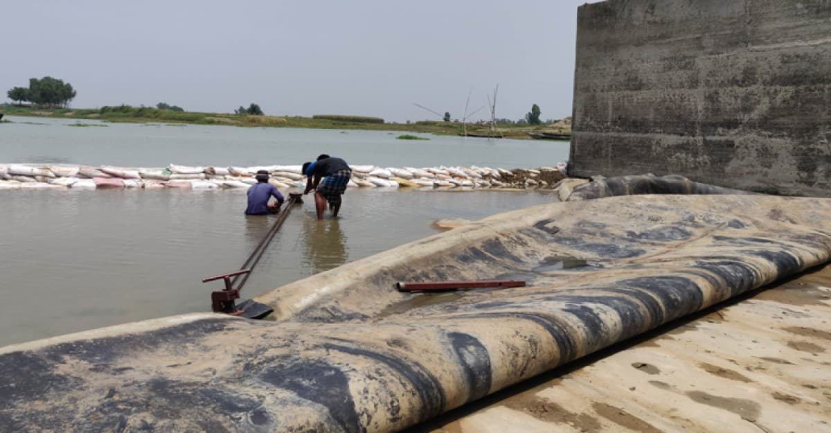 নওগাঁয় অকেজো রাবার ড্যামের মেরামত কাজ শুরু