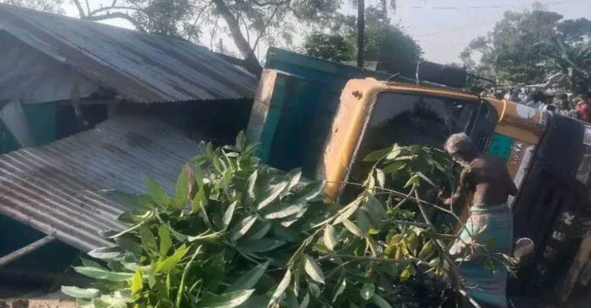 বসতঘরে ঢুকলো কাভার্ড ভ্যান, প্রাণ গেল ঘুমন্ত মা-মেয়ের