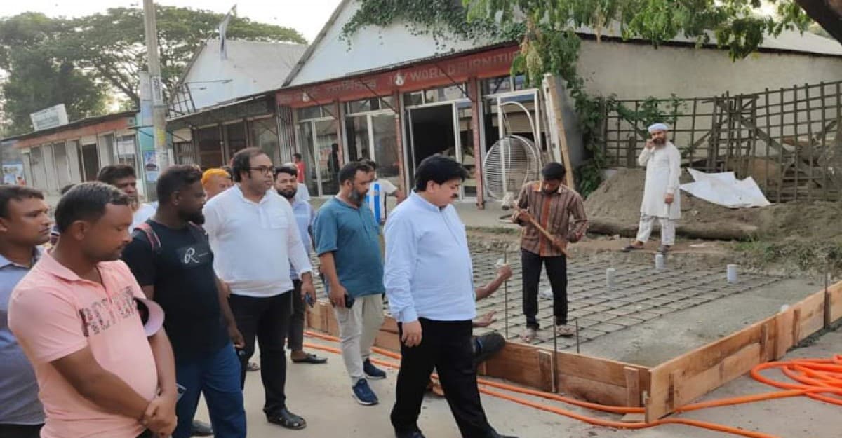 সোনারগাঁয়ে রাস্তা সংস্কার কাজের তদারকিতে এমপি খোকা