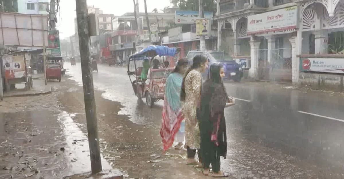 তাপমাত্রার রেকর্ড ভেঙে দিনাজপুরে স্বস্তির বৃষ্টি