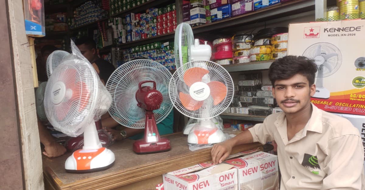 শ্রীনগরে তাপদাহ ও লোডশেডিংয়ে চার্জার ফ্যানের কদর বেড়েছে