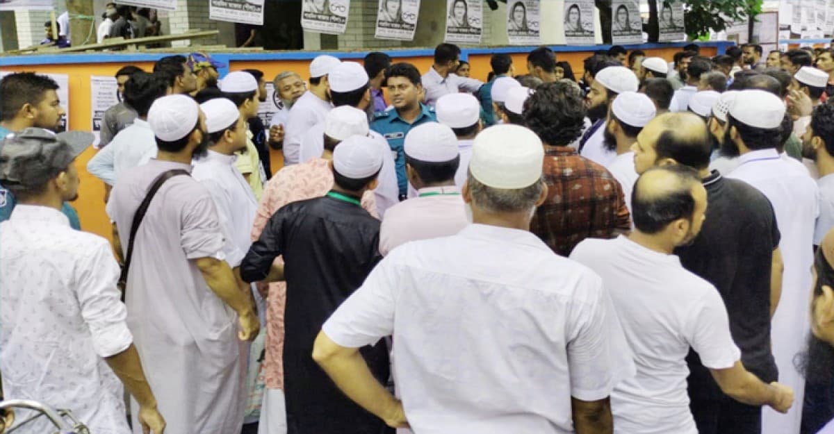 বরিশালে হাতপাখার মেয়র প্রার্থীর গাড়ি ভাঙচুর