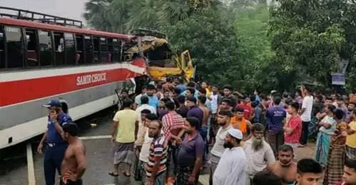 বগুড়ায় বাস-ট্রাকের সংঘর্ষ, আহত ১৫