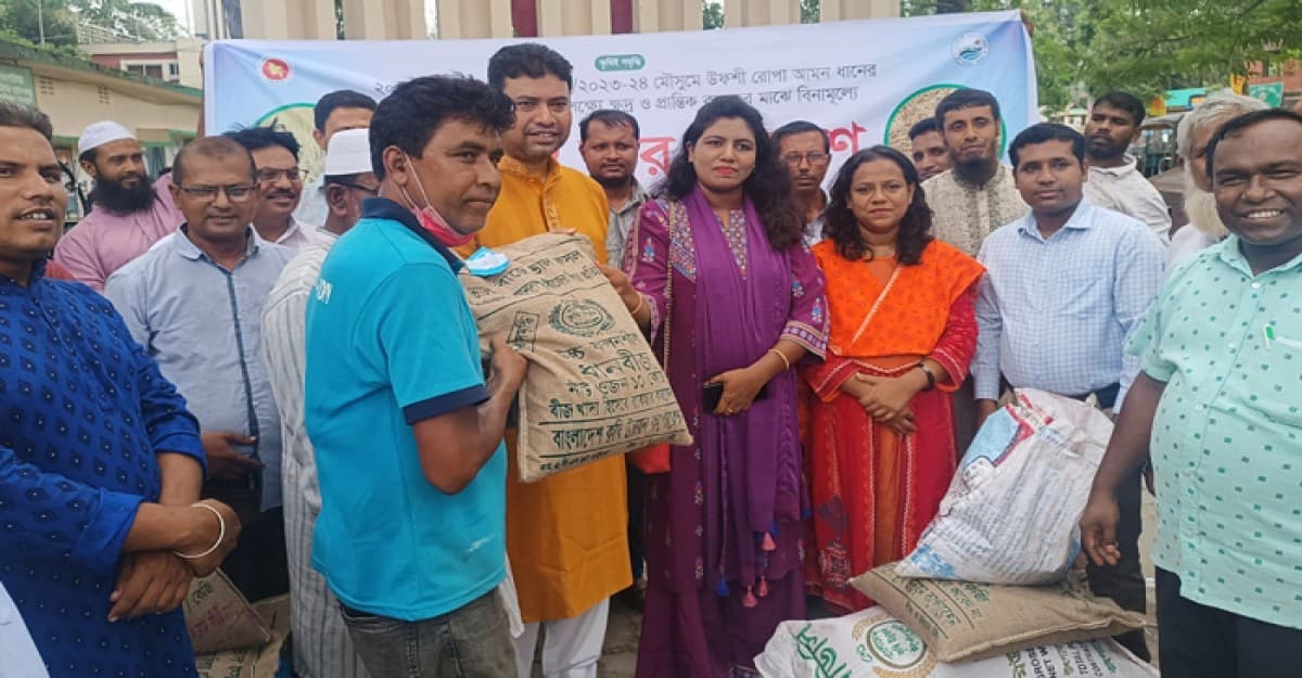 ঈশ্বরগঞ্জে কৃষকে মাঝে ধানের বীজ ও সার বিতরণ