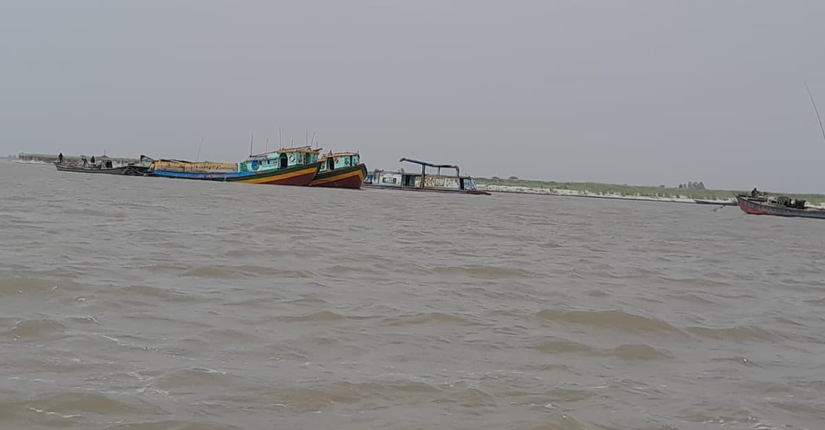 শাহজাদপুরে নদী থেকে অবৈধভাবে বালু উত্তোলন