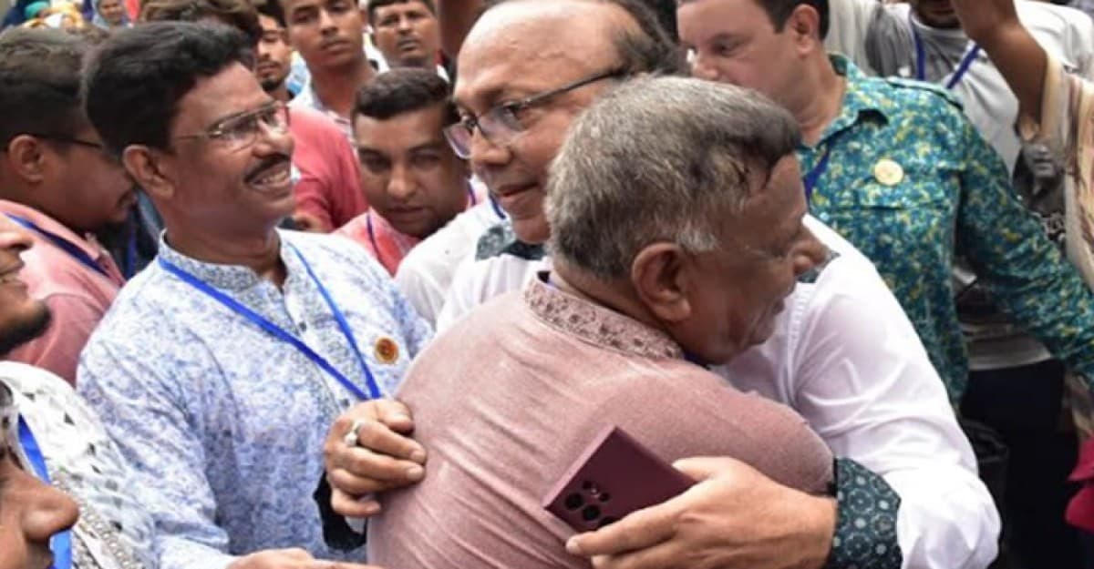 রাশাহীতে ভোটকেন্দ্রে দুই মেয়রপ্রার্থীর কোলাকুলি