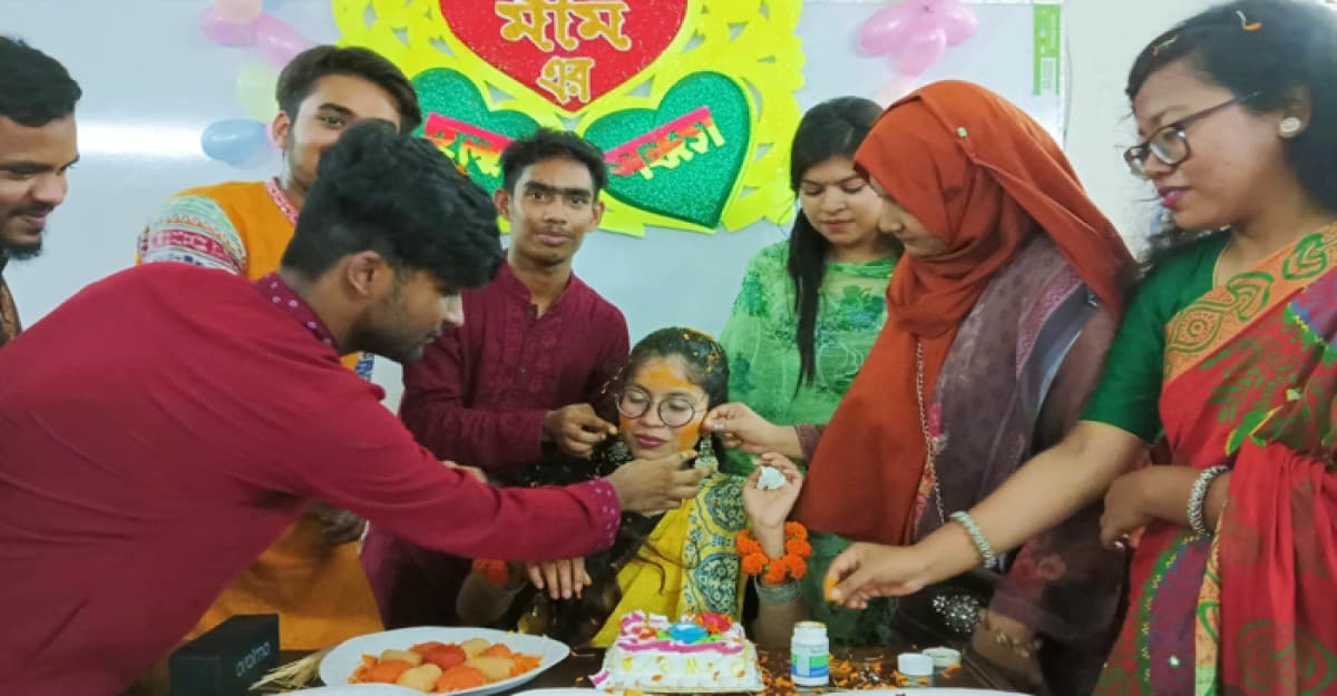 ক্যাম্পাসে নিজ ক্লাসরুমেই মীমের গায়ে হলুদ