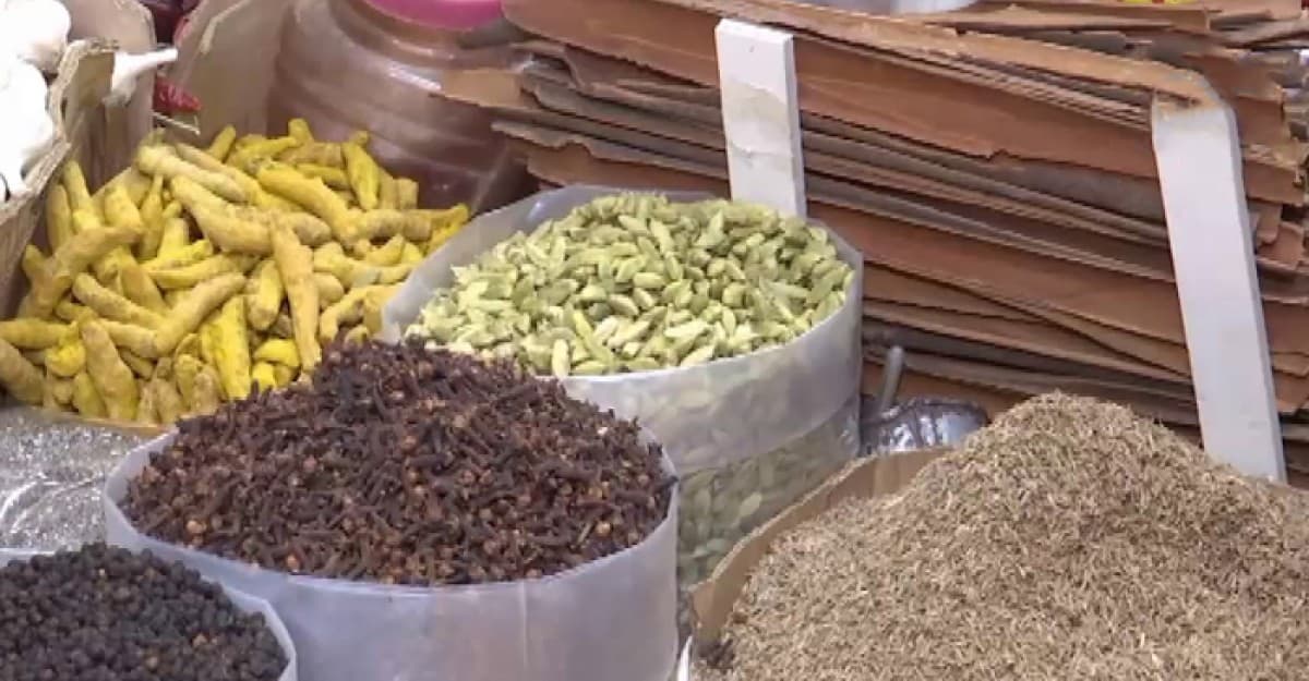 আদা, রসুন ও মসলার দাম চড়া, কমেছে না আতপ চালের দাম