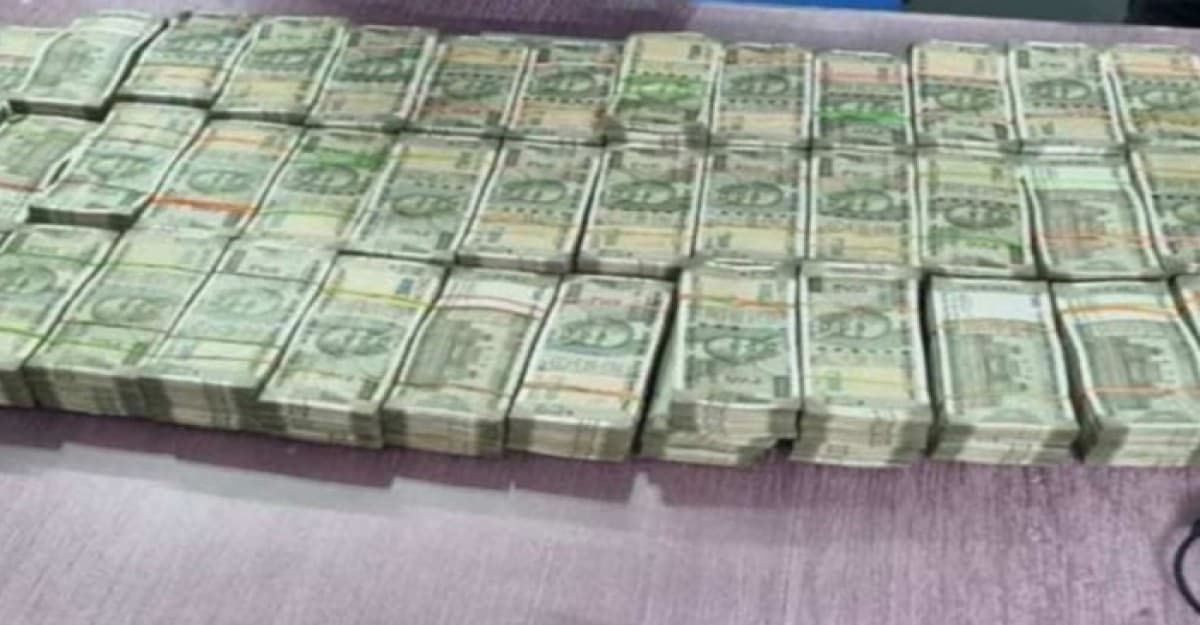 প্রশাসনিক আধিকারিকের বাড়ি, অফিস থেকে কোটি কোটি টাকা উদ্ধার