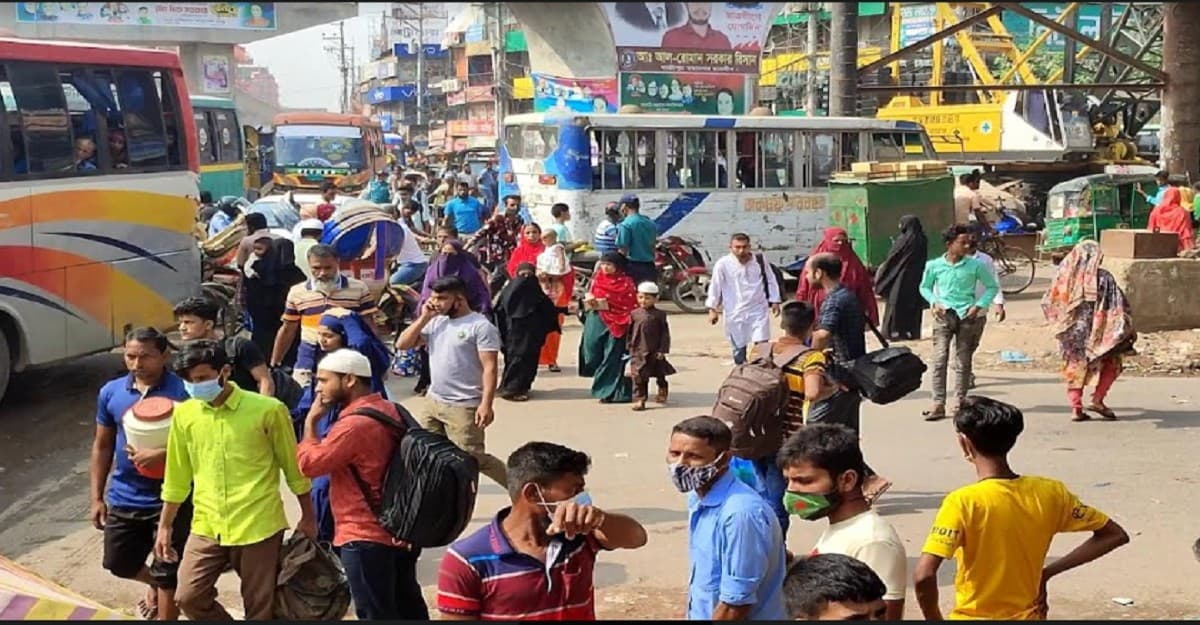 বাস কাউন্টারে বাড়ছে ঘরমুখো মানুষের ভিড়
