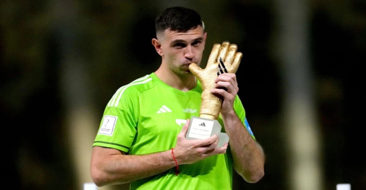 ঢাকায় বিশ্বকাপজয়ী গোলকিপার মার্টিনেজ