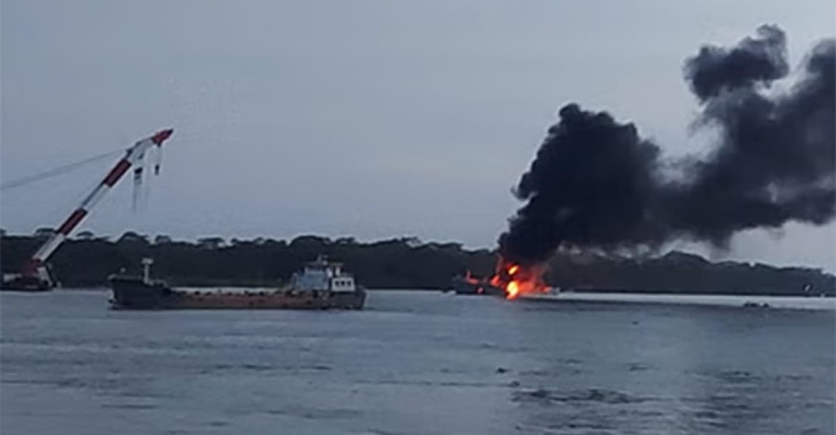 তেলবাহী সেই জাহাজে ফের বিস্ফোরণে আগুন