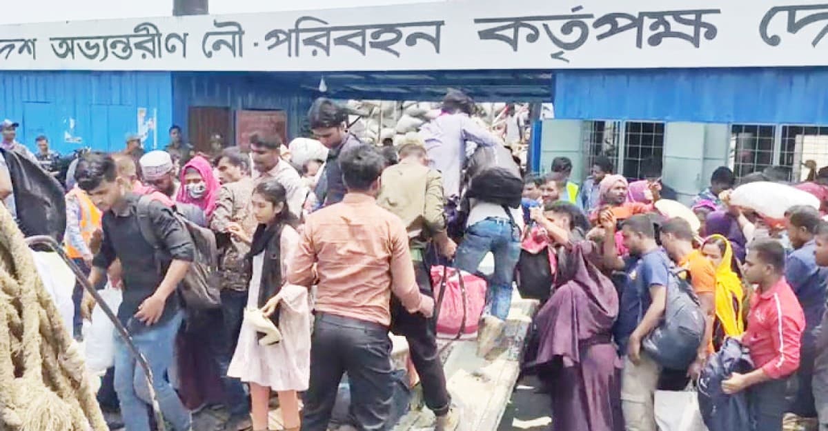 দৌলতদিয়া ঘাটে রাজধানীমুখী মানুষের ভিড়, দুর্ভোগ নেই