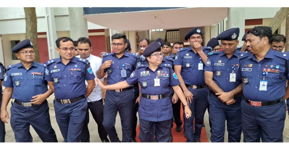 ফুলেল শুভেচ্ছায় সিক্ত হয়ে বিদায় নিলেন পুলিশ সুপার আয়েশা সিদ্দিকা