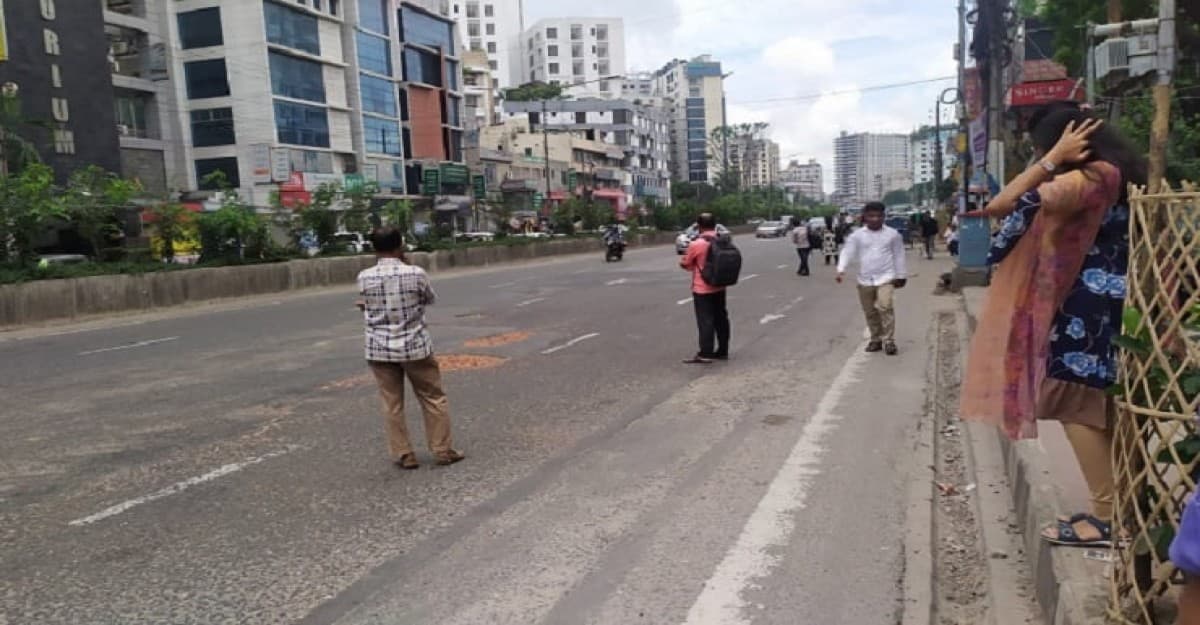 রাজধানীতে গণপরিবহন সংকট, ভোগান্তিতে সাধারণ মানুষ