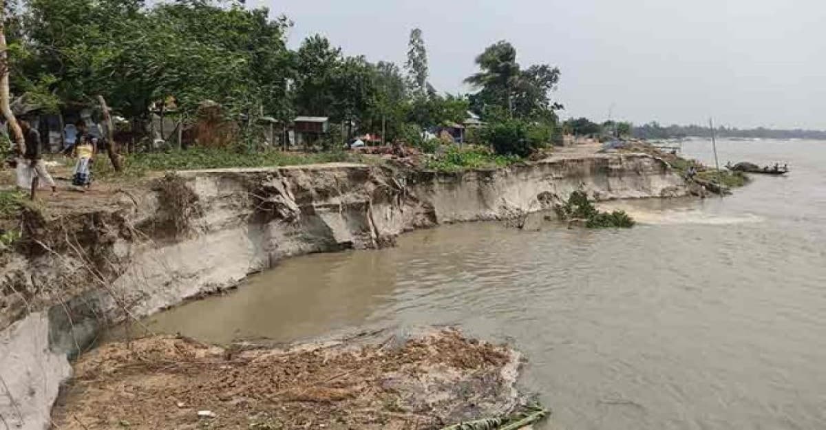 যমুনার তীব্র ভাঙনে বিলীন চর নাগদাহ বাজার ও মাদ্রাসা