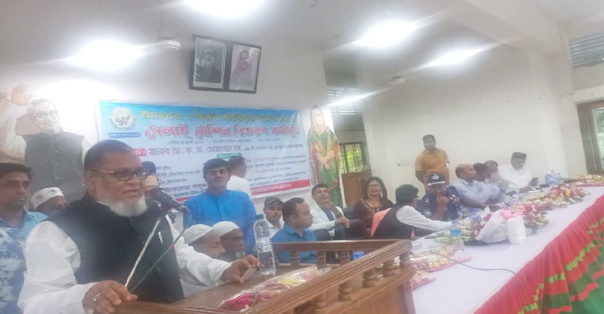 আমর গৌরব ফাউন্ডেশনের উদ্যোগে মুন্সিগঞ্জে সেলাই মেশিন বিতরণ