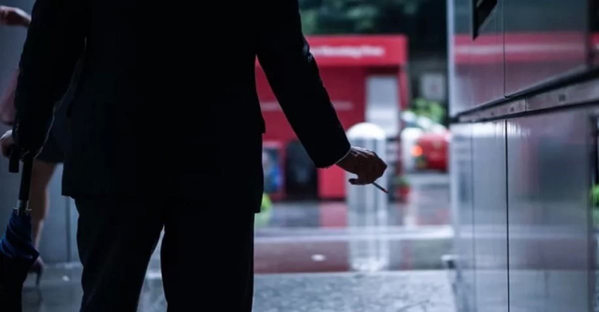 সিগারেট ধরালে তার দিকে সবাইকে তাকিয়ে থাকার নির্দেশ