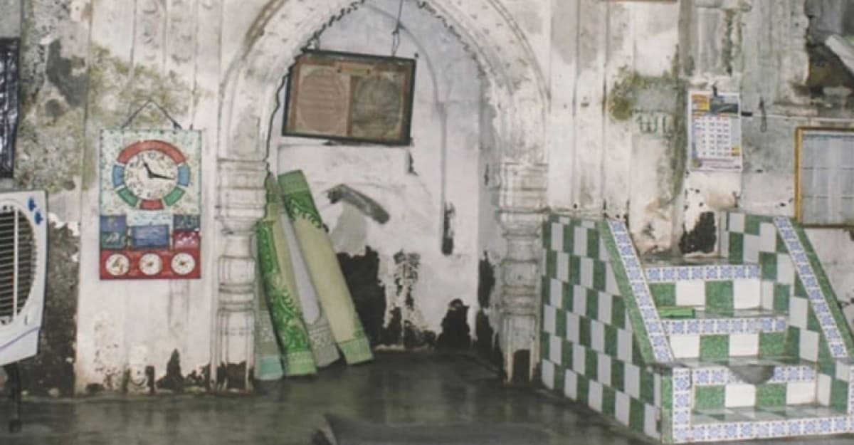 ৮০০ বছরের পুরোনো মসজিদ বন্ধ হলো ভারতে