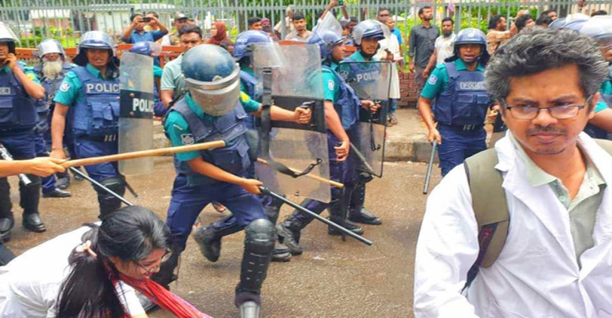 শাহবাগে আন্দোলনরত চিকিৎসকদের ওপর লাঠিচার্জের অভিযোগ