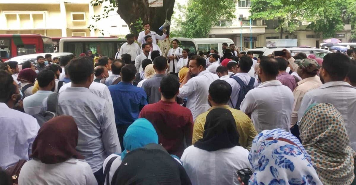 উপাচার্যের আশ্বাসে শাহবাগের সড়ক ছাড়লেন চিকিৎসকরা