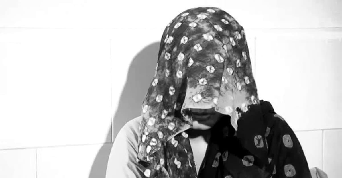 প্রেমিকের বাড়িতে দুই সন্তানের জননীর অনশন