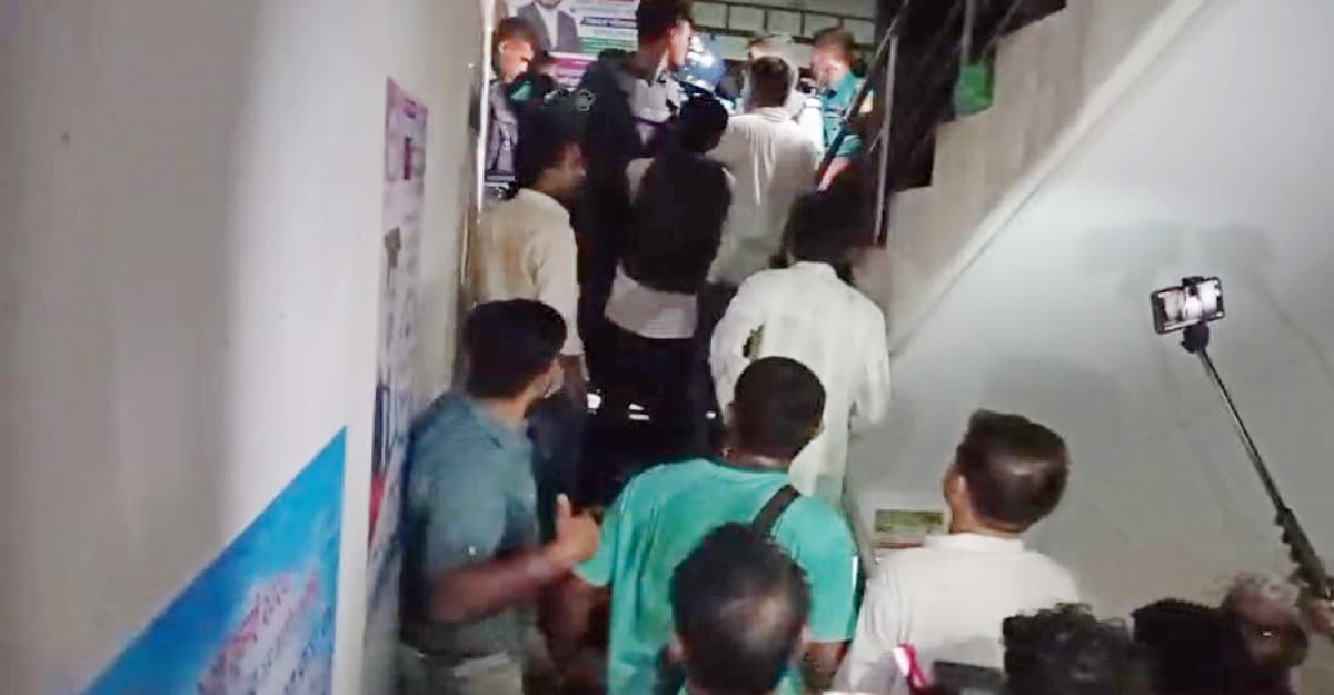 তালা ভেঙে কার্যালয়ে প্রবেশের চেষ্টা, নুরপন্থীদের ওপর পুলিশের লাঠিচার্জ