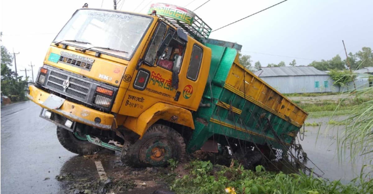 ঘাটাইলে দুই ট্রাকের সংঘর্ষে প্রাণ গেল ১ জনের