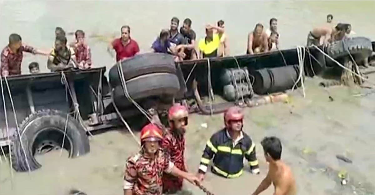 ঝালকাঠিতে নিয়ন্ত্রণ হারিয়ে বাস পুকুরে, নিহত ১০