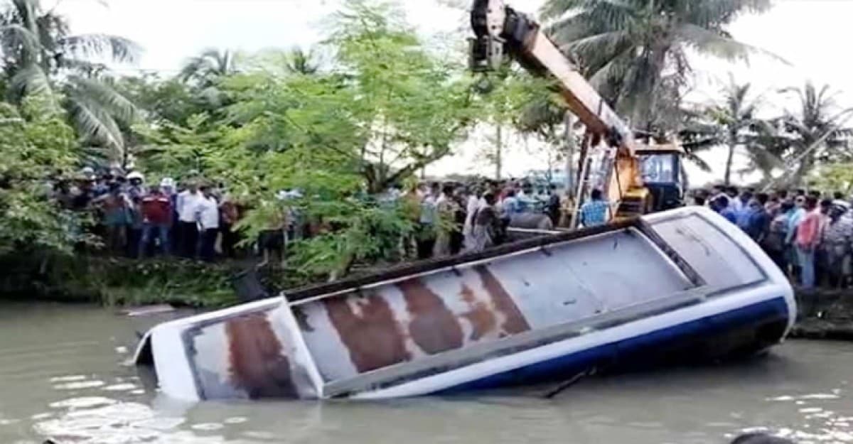 ঝালকাঠিতে নিয়ন্ত্রণ হারিয়ে বাস পুকুরে, নিহত বেড়ে ১৫