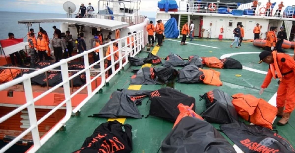 ইন্দোনেশিয়ায় ফেরি ডুবে নিহত ১৫