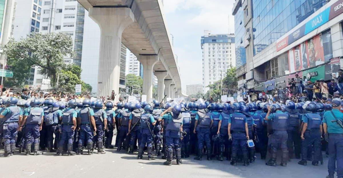বাংলামোটর মোড়ে অবস্থান নিয়েছে নুরের দল