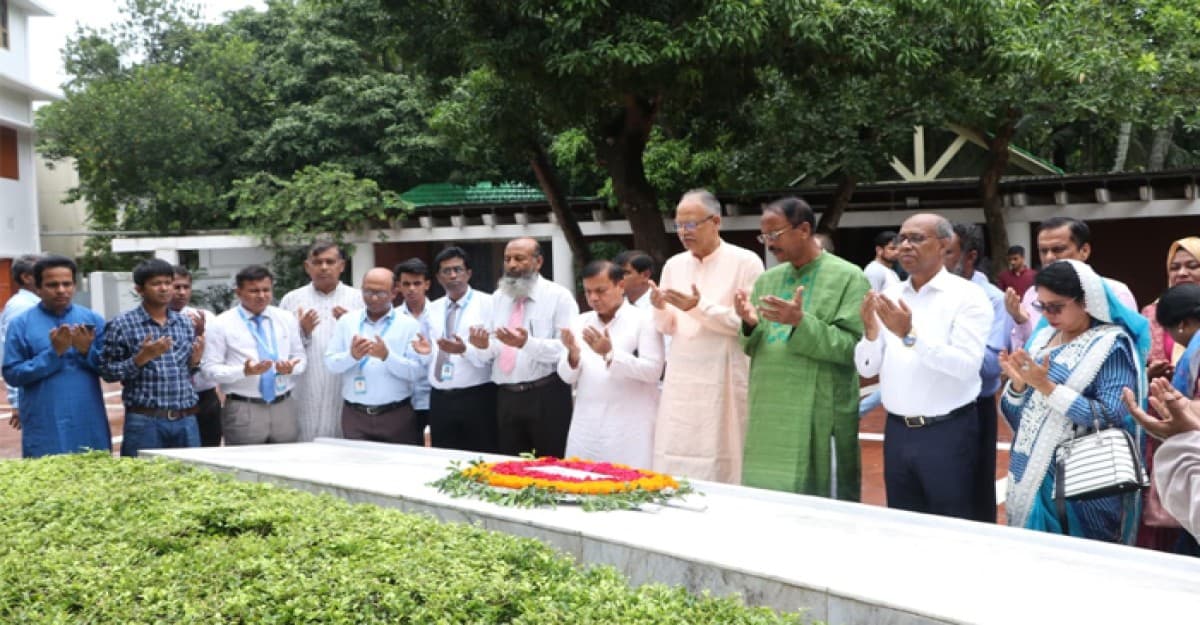 জনতা ব্যাংকের চেয়ারম্যানের নেতৃত্বে জাতির পিতার সমাধিতে পুষ্পস্তবক অর্পন