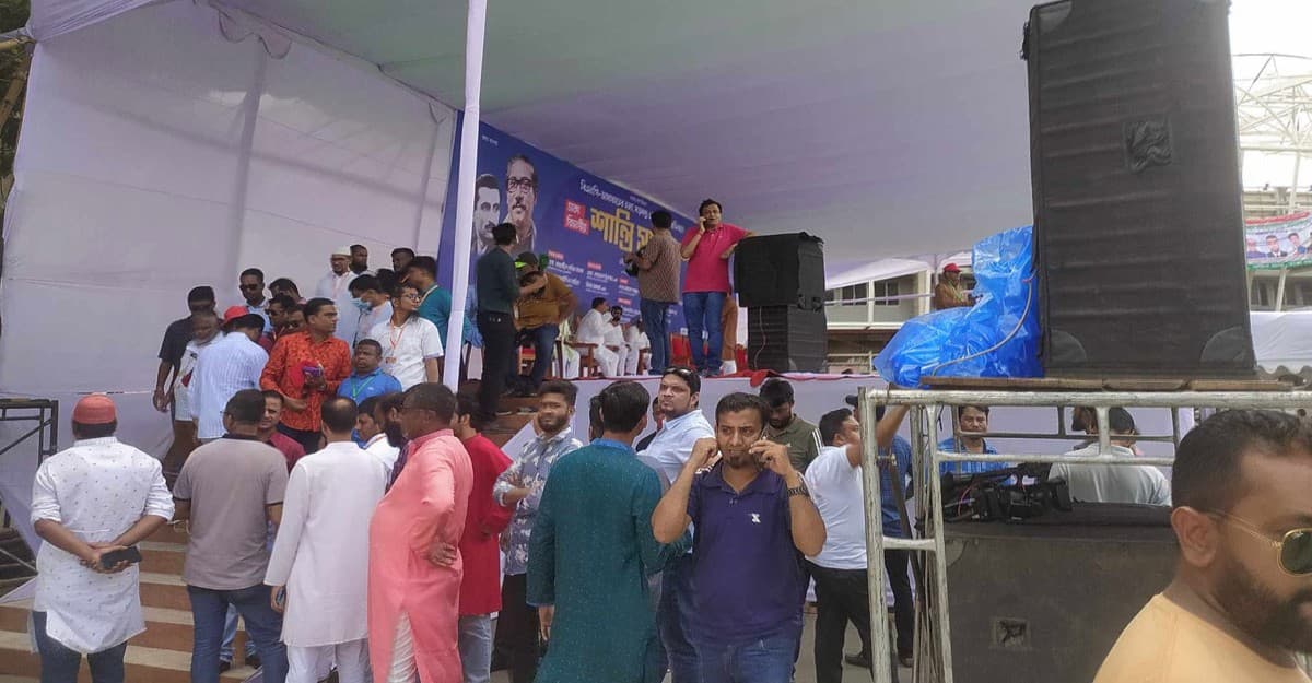 আ.লীগের শান্তি সমাবেশে জড়ো হচ্ছেন নেতাকর্মীরা