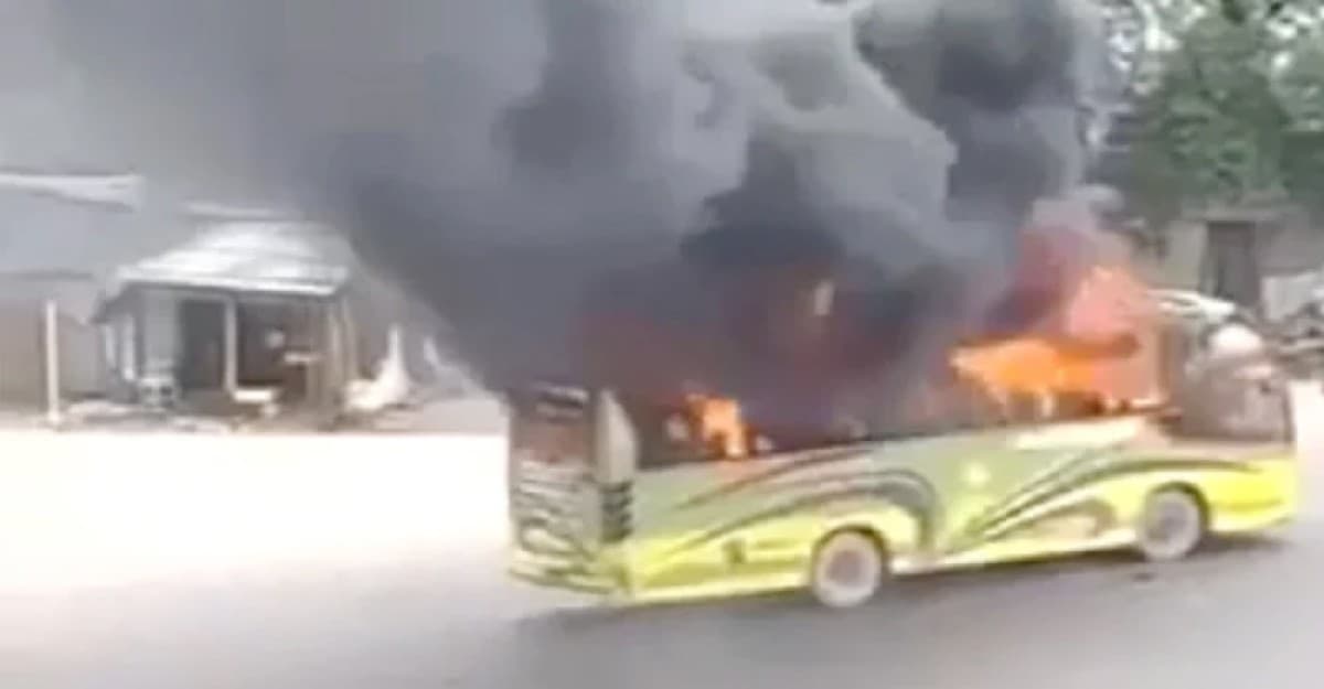 মাতুয়াইলে যাত্রীবাহী বাসে আগুন